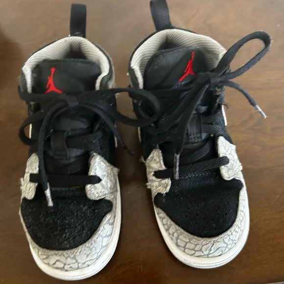 Toddler used Jordan sneakers - Picture 2 of 6